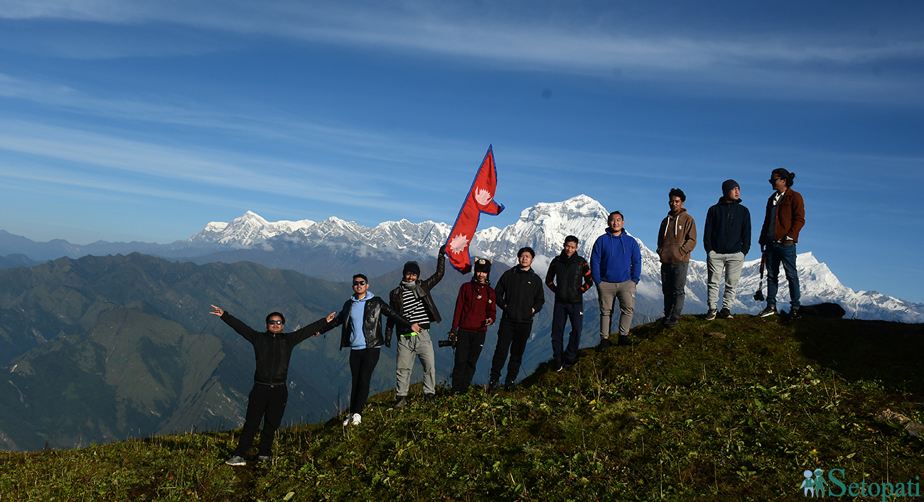 म्याग्दी जिल्लाको खोपारा डाँडामा आन्तरिक पदयात्री। तस्बिरः सेतोपाटी